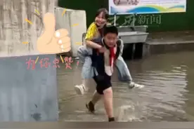 感动！暴雨天同学上厕所不方便，暖心男孩一个一个背过去#暴雨 #正能量 #暖心视频封面