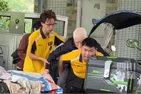 5月13日，重庆垫江。#两外卖小哥扶起八旬摔倒老人送回家 ：单子超时就超时，不值几个钱。视频封面