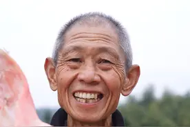 300买四个大猪头，老爸做腊猪头，还做了啥美食？老两口说说笑笑吃得香#新农人计划2025 #乡村守护人 #微光点亮乡村 #抖音创作季视频封面