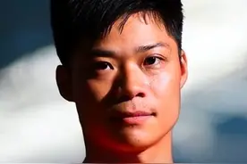 苏炳添，有新身份！ 【苏炳添，有新身份！】#苏炳添任2025世界田联接力赛宣传大使 #苏炳添  2025年5月10日至11日，世界田联接力赛首次来到中国、来到广州，中国名将、男子100米亚洲纪录保持者苏炳添将担任此次赛事的宣传大使。在4月18日的新闻发布会上，苏炳添向全世界的田径爱好者们发起热情邀约，5月来广州见证速度与激情的对决。（羊城晚报）视频封面