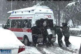 济南六名大学生雪中徒手帮救护车脱困 当事学生：推车虽冷 但心里暖 #眼见视频封面