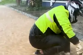 大叔冒雨清理垃圾，疏通堵塞的下水道。。。 #解压视频 #解压视频封面