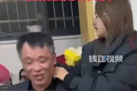 女生花一个月工资给继父送礼物，感谢他在工地一砖一瓦供养她和弟弟读书长大。视频封面