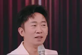 #杨迪睡梦中被高瀚宇刮胡子 在本期#你好星期六 开场环节，#何炅 在介绍《我们的宿舍》时让参与过的人分享感受，#杨迪 表示不能睡觉，因为他凌晨三点半在睡梦中被#高瀚宇 剃胡子了……