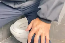 小伙利用电池把坐断的马桶圈给修复如初，太牛了又省下一笔视频封面