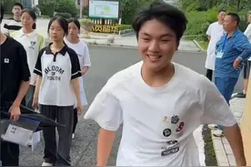 妈妈因病去世不能陪伴高考，儿子带着妈妈照片一起参加高考，考试结束后 第一时间去墓地看望妈妈，这样有爱的家庭 看哭无数人…… （来源@上饶波仔 ）#高考  #2025高考   #男生带着妈妈照片参加高考   #亲情