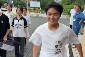 妈妈因病去世不能陪伴高考，儿子带着妈妈照片一起参加高考，考试结束后 第一时间去墓地看望妈妈，这样有爱的家庭 看哭无数人…… （来源@上饶波仔 ）#高考  #2025高考   #男生带着妈妈照片参加高考   #亲情视频封面