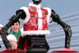 春晚扭秧歌的机器人火了！创始人王兴兴是90后，曾因英语差无缘浙大。王兴兴19岁就开始造机器人，2024年底推出的B2-W机器狗引马斯克转发！视频封面