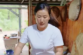 下河摸田螺可是童年一大趣事，今天和珍珍摸上大半筐做个爆炒田螺，配上冰冰凉凉的水果茶，嗦一口田螺喝一口果茶，简直停不下来#我的乡村生活 #新农人计划2022 #农村美食 视频封面