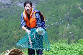 守住绿水青山，才有金山银山，美好家园，离不开大家共同的努力。#乡村守护人 #新农人计划2023 #绿水青山就是金山银山  #钓鱼视频封面