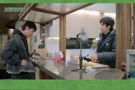 #陈少熙喝汤是你的谎言  @种地吧陈少熙  嘴上回应着兄弟们的喝汤建议，手上却夹起一块肉往嘴里塞，还盛了一碗汤给哥哥们尝味！#种地吧视频封面