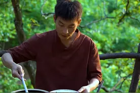 记得小时候在这炎热的夏季，家里经常会做这挂面版的凉面，而且在我们陕南做凉面的醋汤是关键，你看看和你们那做法一样 吗？#农村美食 #凉面 #我的农村生活 #新农人计划2024