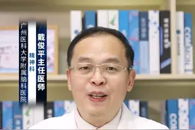 #涨知识 氯氮平是一种抗#精神病 药，长期使用氯氮平的患者，可能会出现一些副作用，具体如下：
1、中枢神经系统副作用：这是比较常见的，患者可能会出现镇静、嗜睡，以及头晕、头痛、震颤等相关症状；
2、自主神经功能副作用：患者可能会出现便秘、流口水、口干，以及其他相关功能的异常；
3、胃肠道反应：长期服用氯氮平还会导致胃肠道反应；
4、代谢方面的副作用：患者可能会出现体重增加、食欲增加，也有可能会出现高脂血症、高血糖等相关的代谢方面障碍；
5、血液系统副作用：最好能够定期监测血象；
6、肝脏、肾脏副作用：建议患者最好能够定期监测肝肾功能，防止药物所导致的肝脏、肾脏损伤。患者在使用氯氮平的过程中，一定要遵照医嘱的建议使用，定期监测相关的指标，防止严重副作用的发生。#dou来说健康视频封面