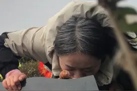 妈妈看望因罕见病去世的宝宝，轻轻一吻瞬间泪目：33岁，一头青丝变白发……#泪目 #母爱 #河南dou知道视频封面
