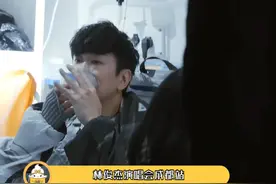 #林俊杰演出中场进行雾化治疗  真的狠狠泪目了，听说演唱会结束后，林俊杰还是工作人员搀扶下场的#林俊杰  #林俊杰演唱会视频封面
