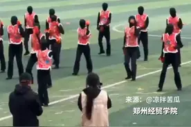 另一种形式的人机结合！近日，河南郑州，#一高校学生模仿春晚机器人跳舞 ，获得学校集体舞比赛第一名！视频封面