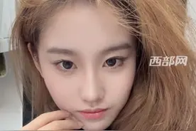 女大学生因酷似刘亦菲走红，引发同学们合影围观，网友：三分像她，已经是绝杀 #刘亦菲 #神似视频封面
