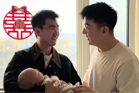 厨房里的烟火，颜色没有昨天那么多。奶香褪去青涩的包裹，迎来人生最妙的收获。笨手笨脚的新爸爸，别怕我看你的笑话。被幸福围绕的新妈妈，我要好好夸一夸。如果累了倦了，就看一眼宝宝的小脸颊，粉嘟嘟的小嘴巴，好似要说话：别蹉跎，人生路上，每一段风景都会有一个独特的人。#宁夏牧飒视频封面