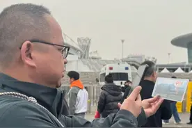 4月2日（采访），武汉，爸爸想去女儿上学的城市看刀郎演唱会，女儿：抢票！安排！白天看看女儿的青春是什么样子，晚上爸爸要去看他的青春了@昱昱米大王视频封面