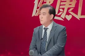 看了老人因病在电梯大便，结果被曝光的事情真的很痛心，我之前说老人随地小便要谅解一下，这不是素质问题，男性年纪大了，很容易有前列腺增生、钙化等问题，前列腺压迫尿道，有尿频、尿急、进行性排尿困难等问题，很多老人不是不想憋，而是憋不住，人都有老的时候，寿则多辱，希望咱们都互相谅解一下#医生 #医学科普 #老人 #老年人 视频封面