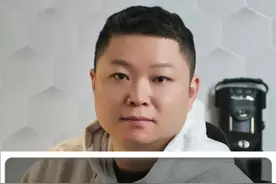 教学在会员专区 没时间懒得练，还想见效快一学就会，最好能很快成为高手，超越身边对手 这就是《碎片时间台球奇迹，小白一杆清台攻略》(精华版共6集)
第1课 前言 阐述普通爱好者学习台球的最佳捷径
第2课 姿势，入位、握杆与手架的关键要点
我们将重点讲解台球的姿势、入位、握杆和手架的基础规律。你将学到如何根据个人身材灵活调整姿势，而非一味追求标准化动作，避免因细节困扰而浪费时间。课程将帮助你理解每个基础动作背后的规律，使你在有限的时间里高效提升，逐步改善打击动作，避免固守“标准答案”。通过科学调整，让每一次击球都更精准，更流畅！
第3课 出杆训练：在家也能练的发力秘诀
本节课将带你掌握 台球发力的科学秘诀，通过分级发力技巧，提升肩膀、大臂、小臂、手腕的协调性，确保每一杆都精确有力。我们将打破“力量过大”的误区，教你如何在不增加力量的情况下延长 球杆与母球的接触时间，让发力更精确、更稳定。最棒的是，这套训练无需球桌可以 随时随地练习，让你利用碎片时间轻松提升发力技巧，迅速见效。无论是初学者还是有基础的学员，都能通过科学训练提升准度和控制力。
第4课 打准训练：5分钟准度立增
在这一节课中，我们将教你如何通过 执行力 和 本能反应 提升台球准度。你将学会如何快速调整自己的思维方式，专注于 “我一定要把球打进” 的决心，通过这种内在的动力，让每一个动作都自然精准。通过 5分钟的专注训练，你会明显感受到准度的提升，避免繁琐的细节思考，让你快速突破台球的准度瓶颈，轻松见效！
第5课 加塞不让点训练：瞄左打右提升精准度与走位控制
这一节课将教你 加塞不让点 的进阶技巧，帮助你通过 瞄左打右 的方法提高打击准度，并增强 母球控制与走位能力。你将学会如何 简化决策过程，减少分析负担，让台球变得更自然高效。通过本能反应训练，你会发现精确的击球和走位不再是难事，训练效率提升，进步显著！只需遵循简明的训练步骤，短时间内就能掌握更高水平的台球技巧。
第6课 驾驭牵引现象：提升打击流畅性与精度控制
通过 感知和驾驭牵引感受，学员不仅可以 精准控制母球的路径，还可以 减少对细节的过度思考，提高打击效率和精度。课程通过 推挤与牵引的结合，帮助学员更好地理解 物理现象 与 身体引导的配合，从而达到在实战中流畅的操作和高效的控制。这节课同时强调 想象力训练，让学员能在训练前预测 母球的路线，提高台球的整体打击能力。