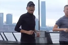 6月8日。上海。周润发现身上海外滩晨跑，一路与路人闲聊、合影，亲切近人。（来源：@明星娱乐第一现场 ）#上海滩 #周润发视频封面