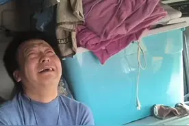 江苏一货车司机带偏瘫妻子跑车4年、妻子旧疾复发后离世、货车司机收拾车内妻子遗物泪如雨下