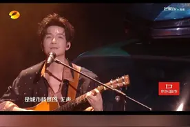 #湖南卫视跨年晚会 #陈楚生   带来《无名的人》深情嗓音，治愈全场！#接住2025视频封面