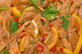 鸡肉买回来就做成柠檬手撕鸡，酸爽滑嫩吃肉太过瘾了#跟着抖音学做菜#柠檬手撕鸡 视频封面