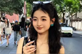 风格多变的小姐姐，家里对结婚没什么要求 #上海 #街头采访 #脱单 #感情 #是你喜欢的类型