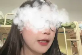 女子入住酒店晚上多次被嘈杂声吵醒 您遇到会怎么办？ 3月3日，黑龙江哈尔滨，女子入住某酒店后发现隔音不好。女子称，房间是用木板隔开，多次听到隔壁不雅声音。投诉后，工作人员给隔壁女子打电话，将矛盾激化，还要赶走她。白酒店工作人员表示，已接到投诉。#旅游 #酒店 #哈尔滨 @抖音短视频视频封面