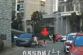 #两个小女孩鞠躬磕头感谢车主停车让行 ，车主乐了：早知道当时追上去给红包。视频封面