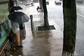 雨天行车，雨水溅到行人我需要赔偿吗？#每天一个用车知识#汽车知识分享#带你懂车#dou是好车#雨天行车雨水视频封面