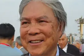 #霍震霆带着两儿子观礼九三阅兵  ：很激动，作为中国人真的很光荣！霍启刚发文：我们必须铭记历史，这一切都是来之不易的！强大的军队向世界展示了我国的底气！视频封面