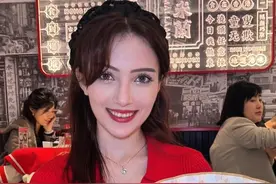 会说粤语的帅哥！我们约会一天吧~请你吃地道肥汁米线 #外国人 #抖音美食推荐官 #天儿冷吃点啥 #美食 #粤语视频封面