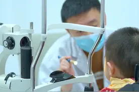 2岁5个月孩子双眼长了三个麦粒肿，上个月也长过一次，保守治疗还是手术治疗，看家长意愿#眼科主任李强  #门诊案例话题视频封面