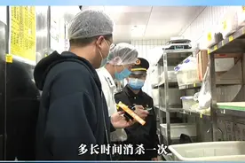 虎丫炒鸡后厨有蟑螂爬行#郑州市场监管突击检查商户卫生情况 #你点我来查食“安”你我他 #315 #虎丫炒鸡视频封面