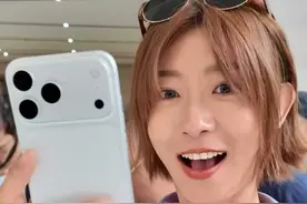 在现场！进来挑挑你的新iPhone 刚摸完全新iPhone 17系列
给你们看看今年的实物选择攻略✨

📱iPhone 17 🌈
1️⃣5款新色：黑/白/薰衣草紫/鼠尾草绿/青雾蓝
（实机饱和度调得超温柔！像把春天握在手里🌼强推薰衣草紫和鼠尾草绿～）
2️⃣6.3英寸屏+双4800万摄像，日常使用完全够拍
3️⃣120hz Promotion高刷
（性价比首选iPhone 17标准版）

📱iPhone 17 Air ✈️
1️⃣最薄iPhone：厚度仅5.6mm，钛金属边框
2️⃣4款新色：天蓝色/浅金色/云白色/深空黑色
3️⃣6.5英寸屏+单摄4800万
4️⃣A19 Pro芯片性能超强
5️⃣没有卡槽支持全球范围内的双eSIM


📱iPhone 17 Pro & Pro Max🔥
1️⃣3款配色：银色/星宇橙色/深蓝色
2️⃣17Pro 6.3英寸｜17Pro Max 6.9英寸
3️⃣三摄4800万像素，长焦支持4倍/8倍光学变焦

💡【全系升级彩蛋】
前置镜头重大升级：1800万像素center stage摄像头
▫️正方形传感器→横竖屏自拍一键切换
▫️多人合影自动构图：能把所有人都框进去！
▫️前后双录功能：画中画可拖到角落任意位置
（采访/音乐节录制神器！再也不用纠结机位）

评论区聊聊，哪台会是你的新iPhone？

#苹果手机 #iPhone17 #iphone17发布会