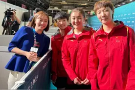 石川佳纯采访国乒女团后给姑娘们赠送奥运徽章，单独拿出一个交给陈梦称，“这是送给马龙的”#石川佳纯  #巴黎奥运会  #国乒女团  #马龙 #抖音小助手