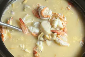 咸蛋生滚海鲜粥详细做法，出锅鲜香美味热气腾腾，做法简单又好吃