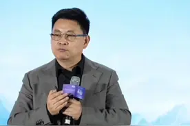 【#余承东暗讽小米车卖爆但没那么好  #鸿蒙智驾是第一名不是第一阵营 】5月31日，在2025未来汽车先行者大会上，华为常务董事@余承东 发表观点，称当下汽车企业除制造、销售、服务能力外，把握用户体验、产品定义分析、市场定位与设计等能力也至关重要。他指出，如今有的企业凭借强大流量和营销品牌能力，仅靠一款产品就能火爆市场，即便产品并非十分出色；而华为产品虽更优质，销量却不尽人意。
谈及智驾领域，余承东明确表示支持打击罔顾生命安全的虚假宣传，同时呼吁不能以行业中最差水平限制整体发展，应鼓励先进，推动行业进步。视频封面