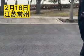 公园只允许花钱的电动车，小孩子的自行车不允许骑，网友发视频质疑。@海报新闻 （来源：直播南京）视频封面