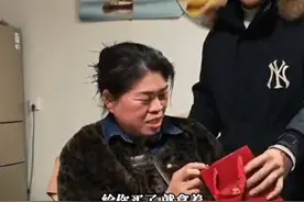 男生用奖学金给父母买礼物 父母嘴上说不要却感动落泪视频封面