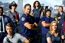 女人在车里化妆，不料竟意外将眼线笔戳进眼睛里 #影视解说 #视频封面