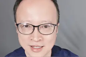 咖啡因与卵巢囊肿的关系，你需要知道这些！ 咖啡与卵巢囊肿的关系常被误解。实际上，喝咖啡并不直接导致卵巢囊肿，后者多由卵巢功能异常、激素失调或感染引起。尽管有研究显示高咖啡因摄入可能影响激素水平，但并无直接证据表明这会导致囊肿。卵巢囊肿的形成还与生活习惯和环境因素相关。因此，保持健康生活方式对女性尤为重要。#硬核健康科普行动 #健康冷知识知多少 #知识科普 #卵巢囊肿 #咖啡视频封面