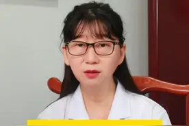 老人患怪病睡觉一翻身就晕眩是怎么回事呢 老人患怪病睡觉一翻身就晕眩是怎么回事呢#头晕 #眩晕 #美尼尔 #耳石症 #硬核健康科普行动视频封面