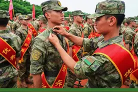 列兵直接晋升为中士，凭什么? #留队 #士官 #参军入伍 #保家卫国 #军人视频封面