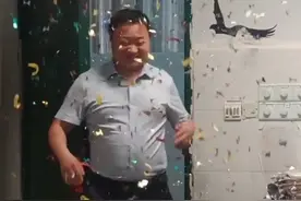 #毕业季 近日，四川某学校高三毕业学生用礼花和老师告别！网友：再严肃的老师都笑了！#这大概就是青春的样子  来源：@Jess的专属小跟班 视频封面