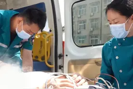 7月4日（报道）河南郑州，男子高温天锻炼，跑步几公里后昏迷，体温高达40℃，医生提醒：热射病不仅是被阳光晒的，密闭的环境，炒菜等也会发病