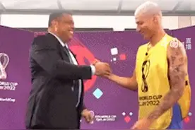 巴西4比1韩国挺进八强，赛后巴西球员轮流摸罗纳尔多双腿#世界杯视频封面
